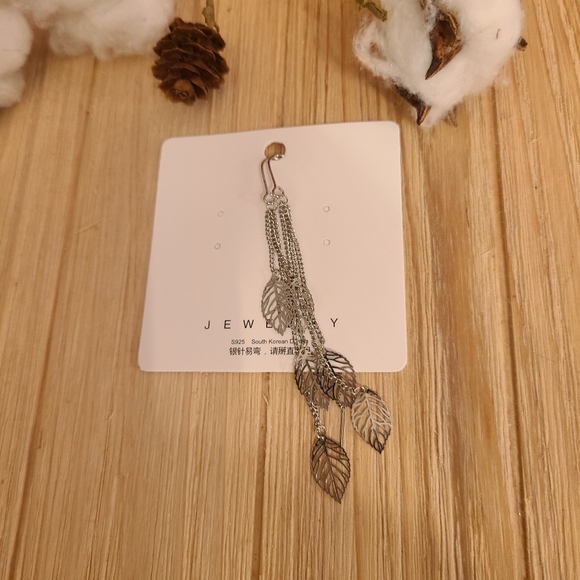 🍃🍃NEW🍃🍃Gorgeous Threaded Leaf Dangle Earrings in SILVER - Picture 6 of 13